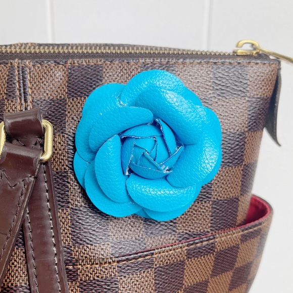 Camellia Flower Vegan Leather Magnetic Bag Charm - Picture 8 of 9